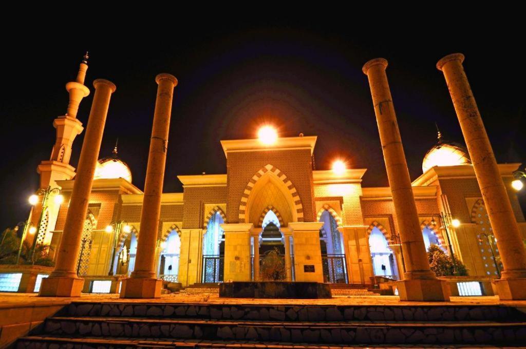 Hotel Astra Novilia ماكاسار المظهر الخارجي الصورة